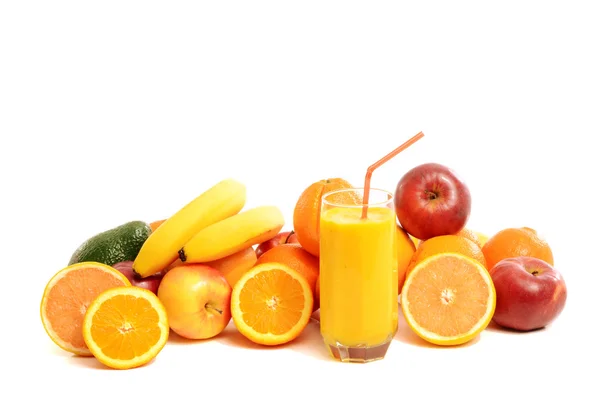 Montón de frutas y un vaso de jugo de naranja fresco . — Foto de Stock