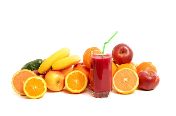 Куча фруктов и стакан свежей свеклы и яблочного сока . — стоковое фото