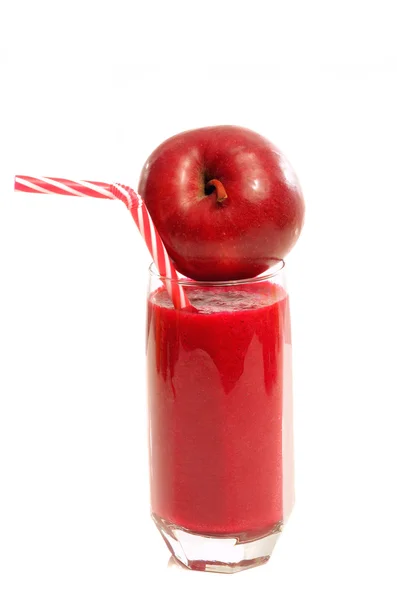 Стакан яблочного и свекловичного сока. Вкусное красное яблоко сидит на стакане с красным напитком . — стоковое фото