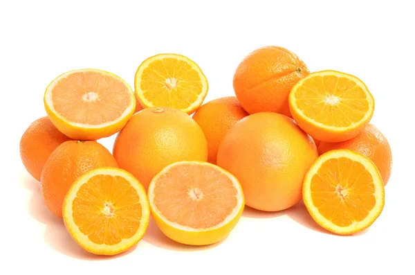 Hromada čerstvé bio pomeranče a grapefruity. — Stock fotografie