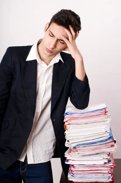 Bezorgd zakenman met een heleboel papier werk. — Stockfoto