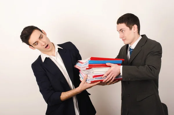 Trabajador desesperado recibiendo un montón de papeleo de su feliz jefe . —  Fotos de Stock