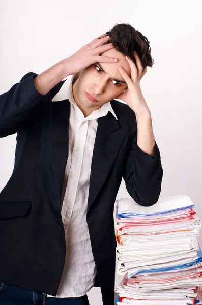 Hombre de negocios preocupado con un montón de papeleo . — Foto de Stock