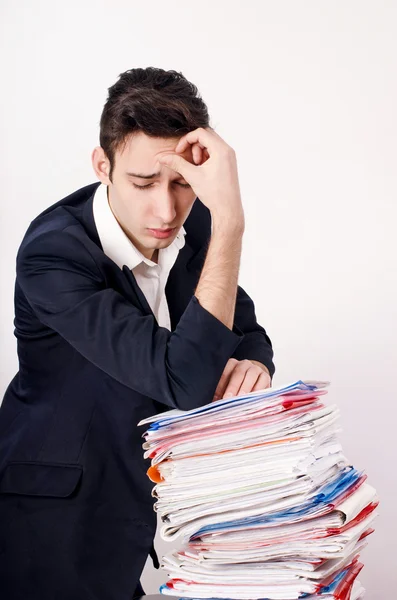 Uomo d'affari preoccupato con un sacco di lavoro di carta . — Foto Stock