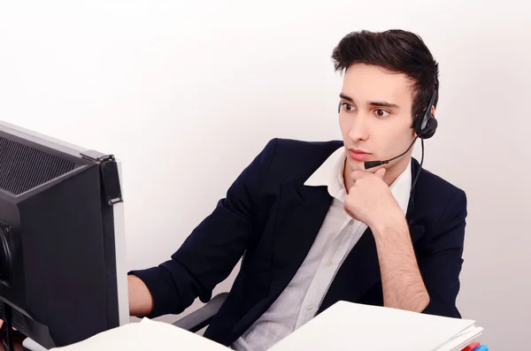 Jonge man klant ondersteuning telefoon operator met hoofdtelefoon. — Stockfoto