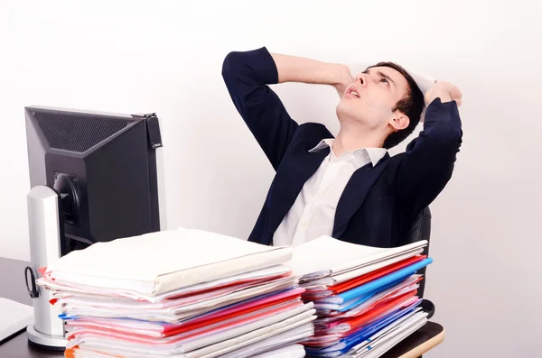 Uomo d'affari preoccupato con un sacco di lavoro . — Foto Stock