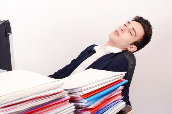 Trött affärsman sova på jobbet. — Stockfoto