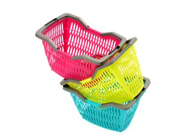 beyaz izole mavi, sarı ve pembe plastik alışveriş sepeti.