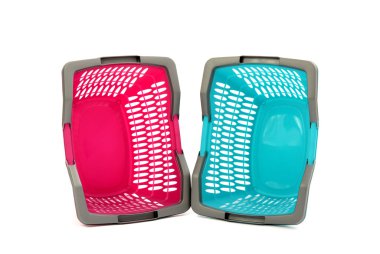 beyaz izole mavi ve pembe plastik alışveriş sepeti.