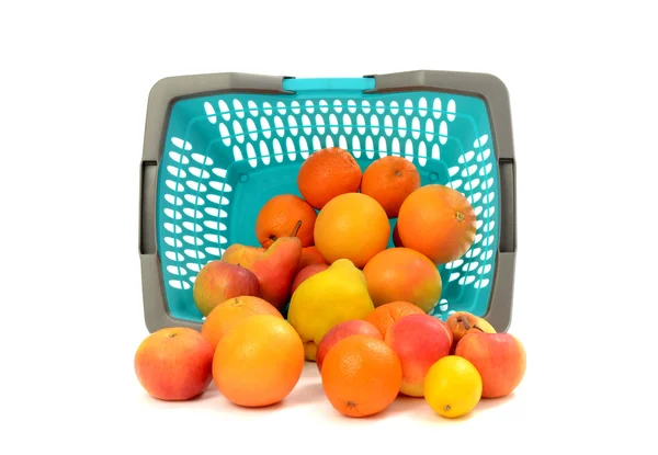 Cesto de compras de plástico azul cheio de frutas . — Fotografia de Stock