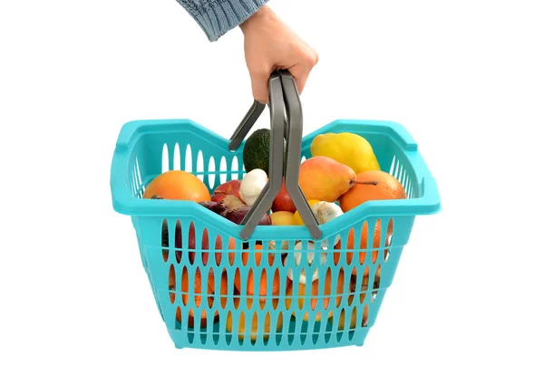 Mão de homem carregando uma cesta de compras cheia de compras . — Fotografia de Stock
