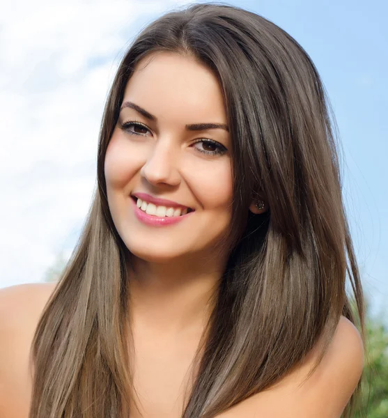 Chica sonriendo, al aire libre en el jardín . —  Fotos de Stock