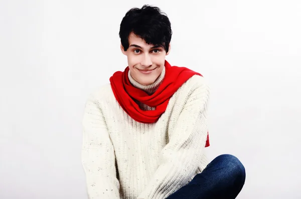 Retrato de um homem bonito vestido para um inverno frio sorrindo . — Fotografia de Stock