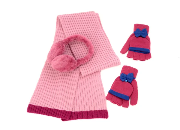 Розовая шерсть шарф, пара перчаток и наушников красиво расположены . — стоковое фото