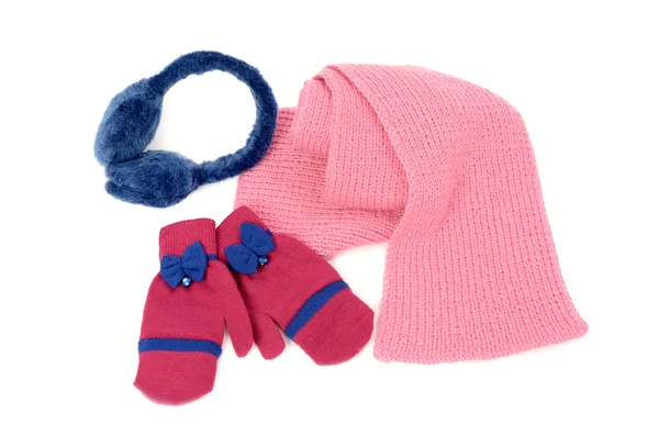Розовая шерсть шарф, пара перчаток и наушников красиво расположены . — стоковое фото
