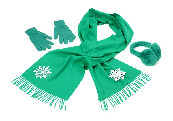 Groene wol sjaal, een paar handschoenen en oorkappen mooi gerangschikt. — Stockfoto