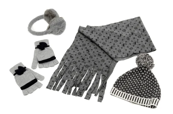 Passender Schal aus grauer Wolle, ein Paar Handschuhe, eine Mütze und Ohrenschützer schön arrangiert. — Stockfoto