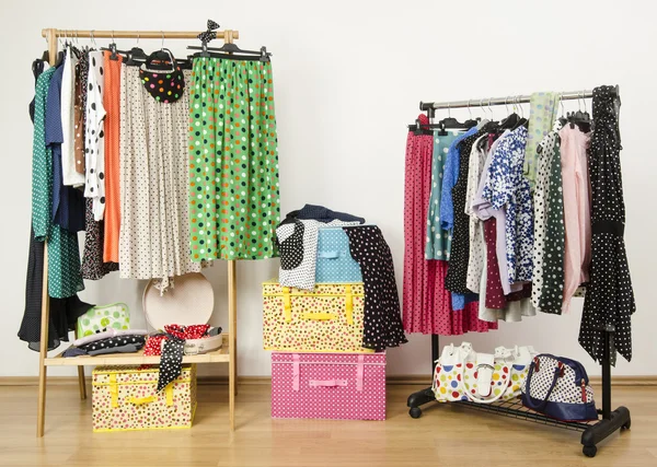 Omhoog het kleden van kast met noppen kleren gerangschikt op hangers. — Stockfoto