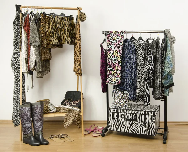 Dressing kast met dierlijke print kleren gerangschikt op hangers. — Stockfoto