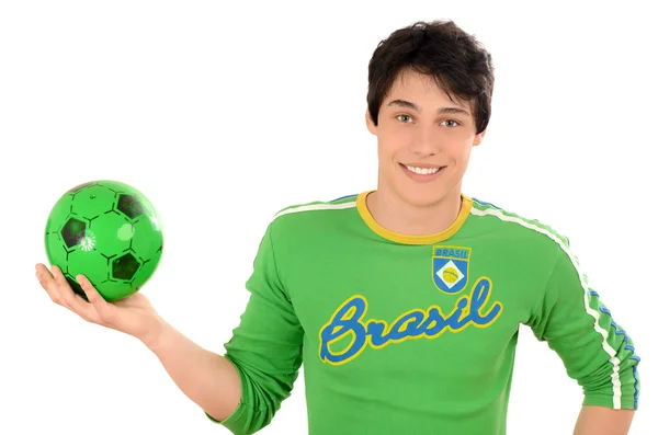 Glücklicher Brasilianer mit einem Fußballball in der Hand. — Stockfoto