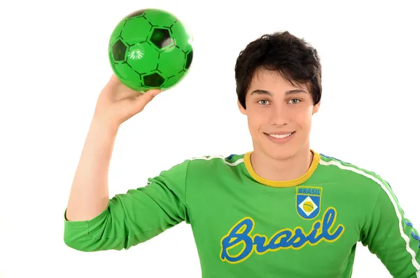 Glücklicher Brasilianer mit einem Fußballball in der Hand. — Stockfoto