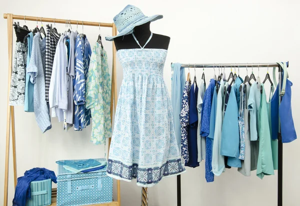 Garderobe vol van alle tinten van blauw kleding en accessoires. — Stockfoto