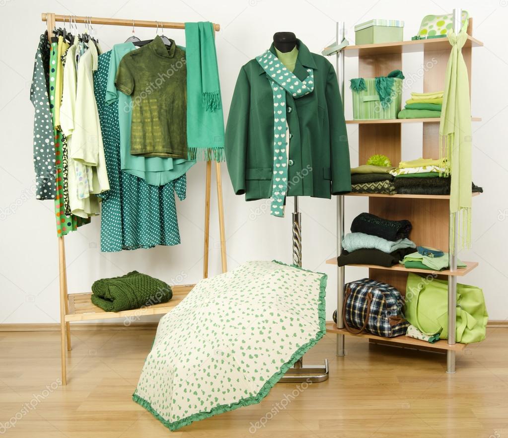 hvile kasseapparat Masaccio Dressing closet with green clothes arranged on hangers and shelf. Stock  Photo by ©luanateutzi 46216769