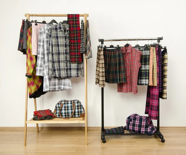 Dressing garderob med rutiga kläder på galgar på rack. — Stockfoto