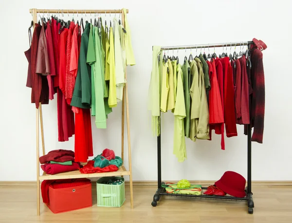 Dressing closet with complementary colors red and green clothes arranged on hangers. — Stock Photo, Image