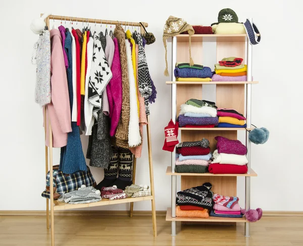 Wardrobe with winter clothes nicely arranged. — Stock Photo, Image