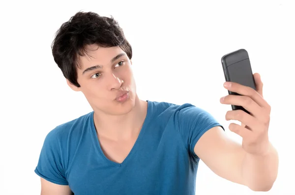 Mladý muž veselosti líbání selfie s jeho chytrý telefon. — Stock fotografie