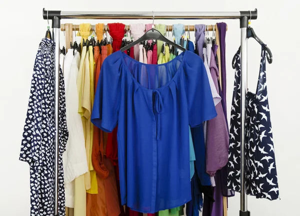 Lindos trajes azules que se muestran en un rack . — Foto de Stock