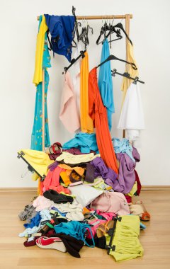 dağınık dağınık kadın gardırop renkli giysi ve aksesuarları.