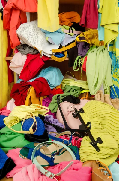 Cerca de una gran pila de ropa y accesorios arrojados al suelo . — Foto de Stock