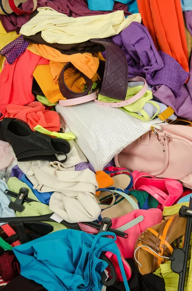 Hautnah auf einem großen Haufen Kleidung und Accessoires, die auf den Boden geworfen wurden. — Stockfoto