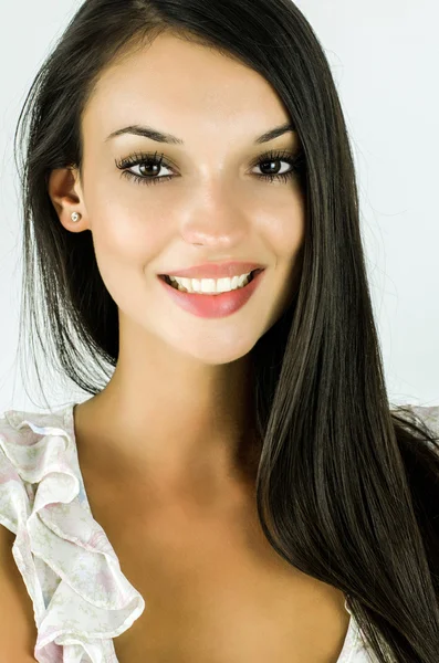 Retrato de uma linda menina morena sorrindo . — Fotografia de Stock