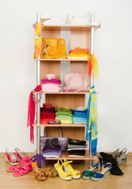 güzel düzenlenmiş yaz giysileri ile dolap.