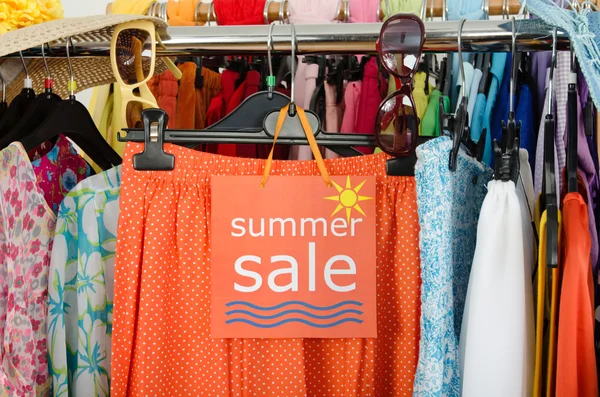 Primer plano en un gran cartel de venta de ropa de verano . — Foto de Stock