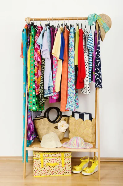 Wardrobe with summer clothes nicely arranged. — Stock Photo, Image