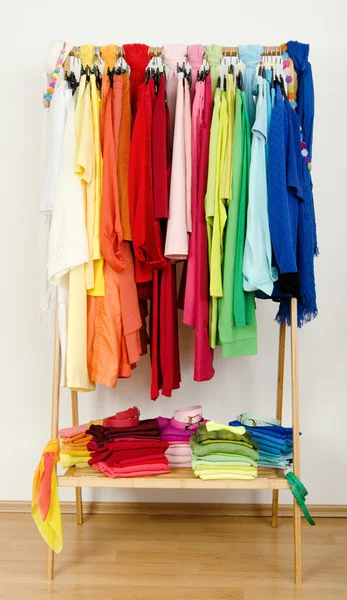 Wardrobe with summer clothes nicely arranged. — Stock Photo, Image