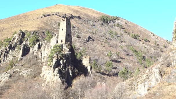Torre Antiga Uma Rocha Nas Terras Altas Desfiladeiro Guloykhi Contra — Vídeo de Stock