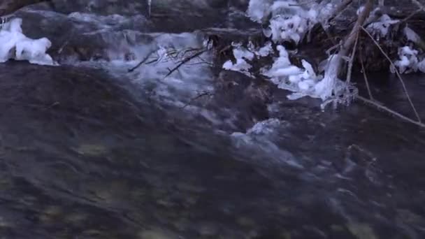 Detailní Záběr Průhlednou Ledovou Vodu Vysoké Horské Řeky Guloyhi Mezi — Stock video