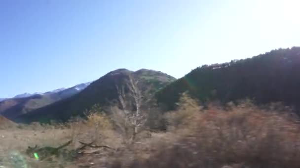 岩だらけのDzheyraksky渓谷 Inguhetia 北コーカサスの紅葉と画面を持つ山の景色 — ストック動画