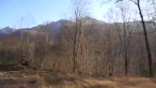 秋の木々や岩のタラス Inguhetia 北コーカサスとDzheyraksky峡谷の山々への運転車からパノラマ — ストック動画