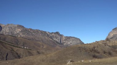 Dağ sıraları panoraması ve Kuzey Kafkasya 'nın Ingushetia kentindeki Dzheyrakh-Assinsky Doğal Müzesi' nde mavi gökyüzü olan Guloykhi Vadisi 'nde bir kule kompleksi.