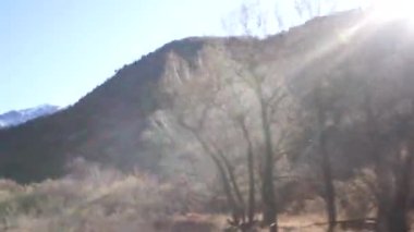 Dzheyrakhsky vadisinin dağ yamaçlarındaki hareket halindeki bir araçtan manzarayı inceleyin, Ingushetia, Kuzey Kafkasya