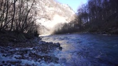 Kayalık Dzheyrakhsky geçidine bak dağ nehri üzerinde Assa, hızlı akan buzul ve berrak mavi su, Ingushetia, Kuzey Kafkasya