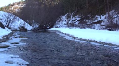 Guloyhi Nehri 'nin dağ akan sularının manzarası. Guloyhi Nehri, Ingushetia, Kuzey Kafkasya geçidinde buzla kaplı.