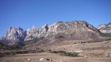 Dağların manzarası ve Dzheirakhsky vadisindeki ovanın mavi gökyüzü ve hareket halindeki Ingushetia, Kuzey Kafkasya 'dan dağ sıraları