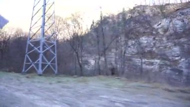 Dzheyrakh Boğazı 'ndaki yoldan Ingushetia, Kuzey Kafkasya' daki dağlara giden bir arabadan görüntüyü al. 